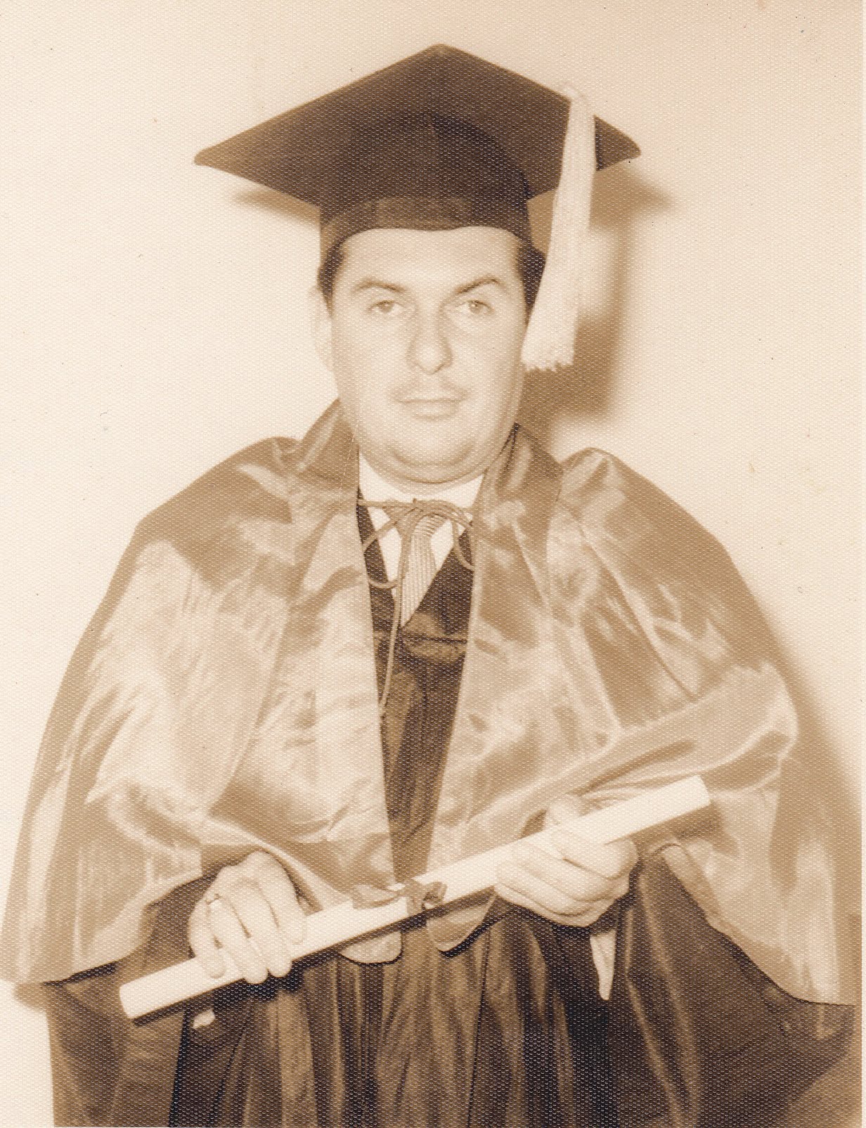 Ing. Luis Antonio Fuster Soler con vestimenta académica